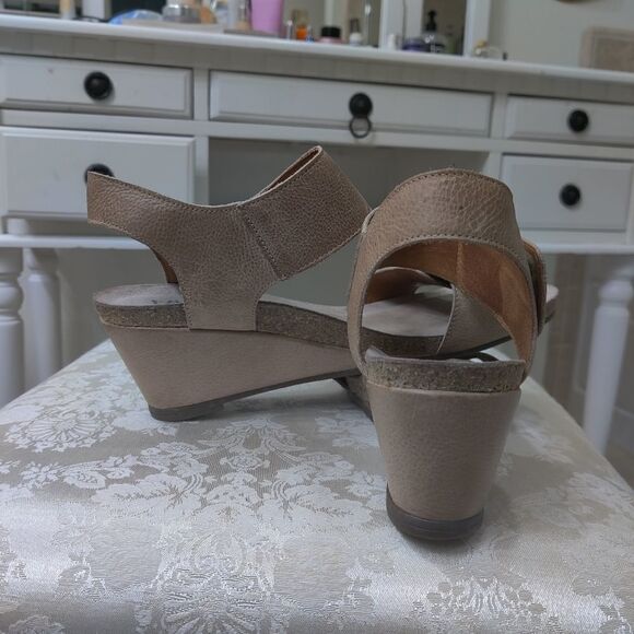 Taos carousel 2 wedge button sandals size 40 nwob - Picture 3 of 6